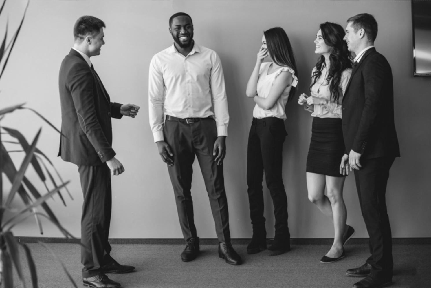 Estudiantes trabajando en formación empresarial